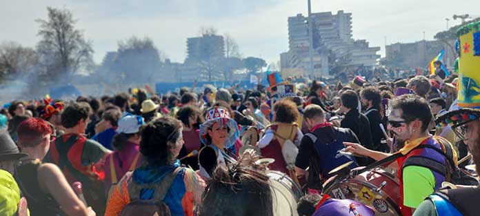 2 marzo 2025 Carnevale del Gridas a Scampia, il quartiere sfila | Life & News Magazine