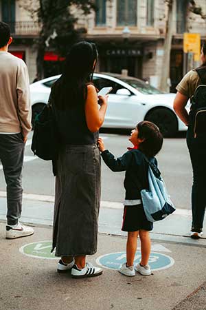 Madre mano nella mano con la figlia in strada | Life & News Magazine