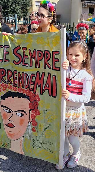 Striscione dell'Associazione Dream Team - 43° edizione del Carnevale del Gridas a Scampia | Life & News Magazine