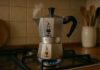 La Moka Express della Bialetti che "borbotta" sul fuoco mentre realizza il classico caffè espresso casalingo | Life and News Magazine