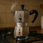 La Moka Express della Bialetti che "borbotta" sul fuoco mentre realizza il classico caffè espresso casalingo | Life and News Magazine