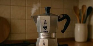 La Moka Express della Bialetti che "borbotta" sul fuoco mentre realizza il classico caffè espresso casalingo | Life and News Magazine