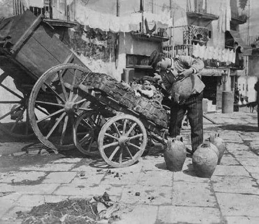 Napoli, vendita acqua "suffregna" nelle classiche mummarelle | Life and News Magazine