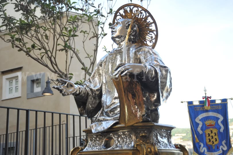 A Pozzuoli la tradizionale processione dei Patroni San Procolo e San Gennaro A Pozzuoli la tradizionale processione dei Patroni San Procolo e San Gennaro