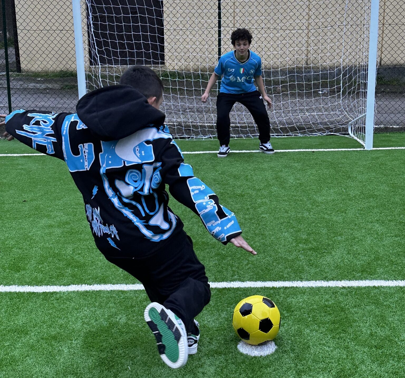 il futuro di una periferia 232 anche un campo sportivo i ragazzi dei quartieri di napoli non sono pi249 soli grazie al progetto abbracci onlus